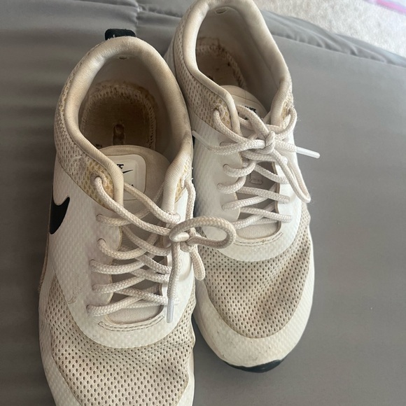 Girls white and black Nike Air Maxes - Picture 4 of 7